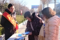 市人社局開展居民醫(yī)保上街宣傳活動(dòng)，宣傳居民醫(yī)保政策，解答群眾